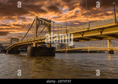 Vue sur les ponts du centre-ville et la rivière Allegheny à Pittsburgh, Pennsylvanie. Banque D'Images