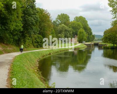 Canal du Nivernais en Bourgogne, France Banque D'Images