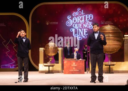 Les élèves de l'école de San Ildefonso chantent des nombres avec un cinquième prix évalué à 60,000 euros lors du tirage au sort de la loterie de Noël espagnole nommée « El Gordo » (Fat One) au Teatro Real le 22 décembre 2020 à Madrid, Espagne. Photo de Jon Imanol Reino/Alfa Images/ABACAPRESS.COM Banque D'Images