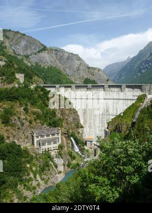 Vue sur le barrage et le lac de Chambon en Auvergne dans France Banque D'Images