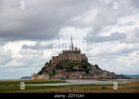Vue sur le Mont-Saint-Michel historique en Bretagne, France Banque D'Images