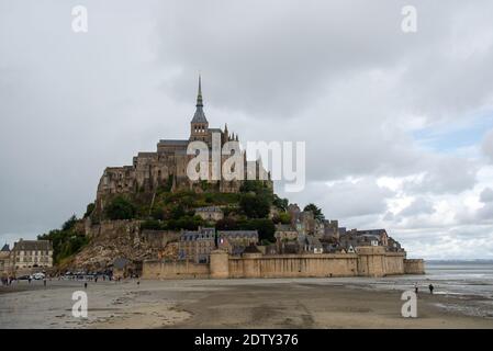 Vue sur le Mont-Saint-Michel historique en Bretagne, France Banque D'Images