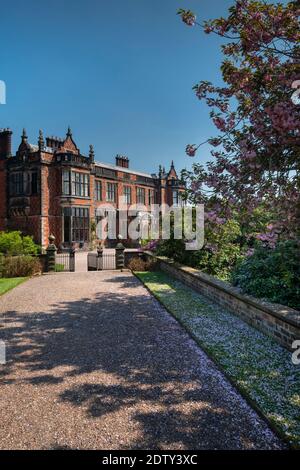 Cherry Blossom à Arley Hall au printemps, Arley, Cheshire, Angleterre, Royaume-Uni Banque D'Images