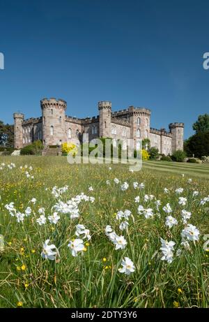 Château de Cholmondeley au printemps, Cholmondeley, Cheshire, Angleterre, Royaume-Uni Banque D'Images