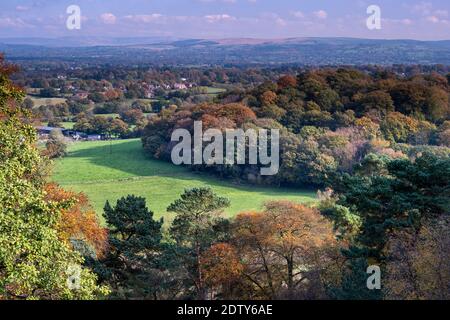 Vue depuis Stormy point sur la plaine de Cheshire en automne, Alderley Edge, Cheshire, Angleterre, Royaume-Uni Banque D'Images