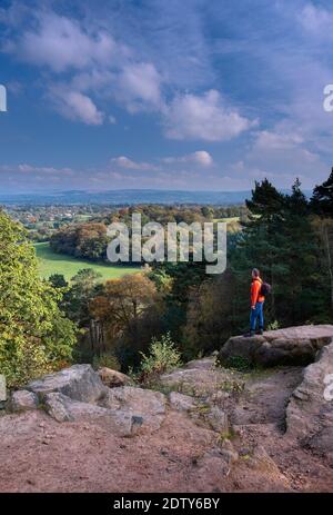 Walker à Stormy point en regardant au-dessus de la plaine de Cheshire en automne, Alderley Edge, Cheshire, Angleterre, Royaume-Uni Banque D'Images