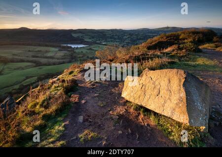 Shutlingsloe et la forêt de Macclesfield de Tegan’s Nose au premier feu, Tegan’s Nose, près de Macclesfield, Cheshire, Angleterre, Royaume-Uni Banque D'Images