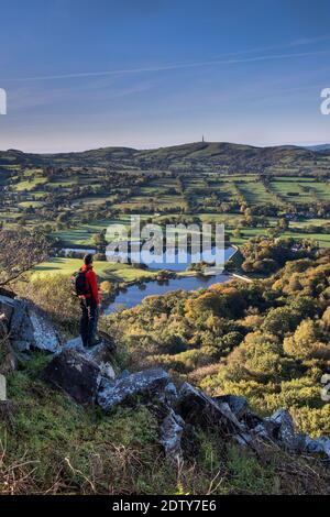 Walker, en regardant au-dessus des réservoirs de nez et de bas de Tegg's Nose, près de Macclesfield, Cheshire, Angleterre, Royaume-Uni Banque D'Images