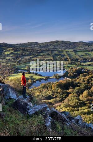 Walker, en regardant au-dessus des réservoirs de nez et de bas de Tegg's Nose, près de Macclesfield, Cheshire, Angleterre, Royaume-Uni Banque D'Images