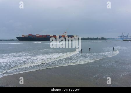 Un cargo avec conteneurs - vu de la plage de fort Kochi (Kerala, Inde) Banque D'Images