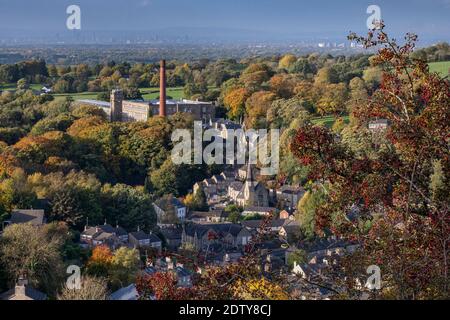 Clarence Mill, Bollington et la ville lointaine de Manchester à l'automne encadrée par Hawthorn Berries, Bollington, Cheshire, Angleterre, Royaume-Uni Banque D'Images