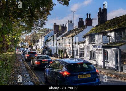 Trafic occupé dans Prestbury Village en automne, Prestbury, Cheshire, Angleterre, Royaume-Uni Banque D'Images