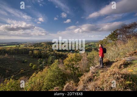 Walker en automne, vue sur la plaine du Cheshire depuis le château de Maiden, Bickerton Hill, Cheshire, Angleterre, Royaume-Uni Banque D'Images