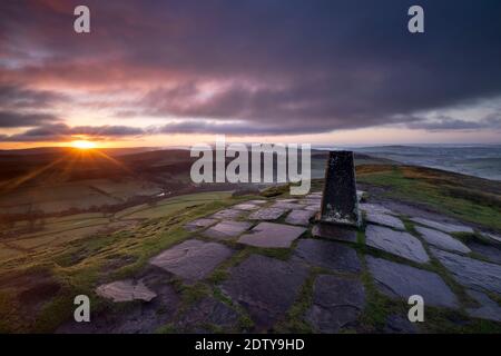 Lever de soleil au-dessus de Wildboarclough depuis Shutlingsloe Summit, Cheshire, Peak District National Park, Angleterre, Royaume-Uni Banque D'Images