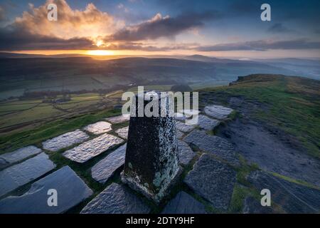 Lever de soleil sur Wildboarclough depuis Shutlingsloe Summit, Cheshire, Angleterre, Royaume-Uni Banque D'Images