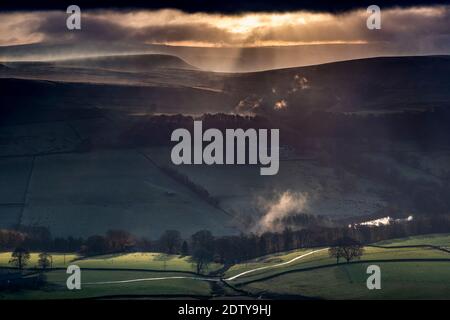 Lumière spectaculaire sur Crag Hall et Wildboarclough depuis Shutlingsloe, Cheshire, Peak District National Park, Angleterre, Royaume-Uni Banque D'Images