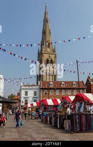 Newark Royal Market, Market place, avec la flèche de l'église paroissiale de St Mary Magdalene, Newark-on-Trent, Notinghamshire, Royaume-Uni. Banque D'Images