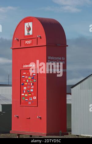 Longyearbyen, Svalbard, Norvège - 22 juillet 2017 : boîte aux lettres rouge géante pour le Père Noël devant le bureau de poste de Longyearbyen, Spitsbergen, Norvège Banque D'Images