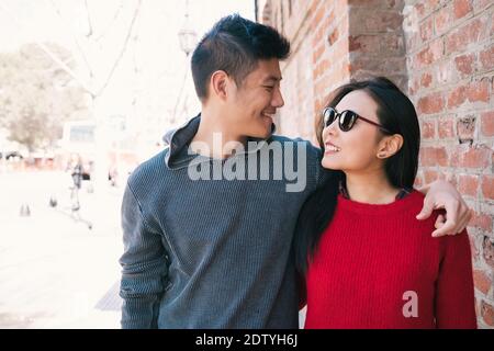 Couple asiatique marchant dans la ville. Banque D'Images