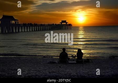 Coucher de soleil sur Naples Florida Fishing Pier Banque D'Images