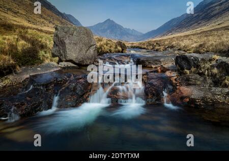 La petite cascade de Glen Rosa est une destination populaire pour les randonneurs sur l'île pittoresque d'Arran en Écosse dans le Royaume-Uni. Banque D'Images