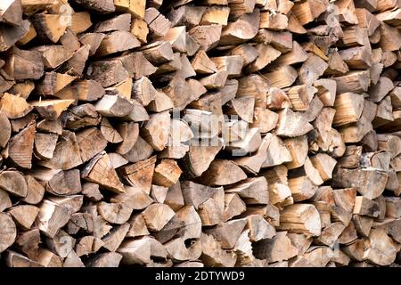 Une pile de bois de chauffage sec. Un moyen écologique de chauffage. Banque D'Images