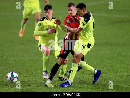 Marcus Forss de Brentford (au centre) lutte pour le ballon avec Ciaran Clark (à gauche) de Newcastle United et Isaac Hayden lors de la Carabao Cup, quart de finale, au stade communautaire de Brentford, à Londres. Banque D'Images