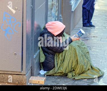 Glasgow, Écosse, Royaume-Uni, 22 décembre 2020 : les acheteurs de Noël continuent d'être en vigueur au cours de la dernière semaine des ventes avant Noël avec un busier de fin d'après-midi plus intense que jamais. Begger sur le style Mile. Crédit : Gerard Ferry/Alay Live News Banque D'Images