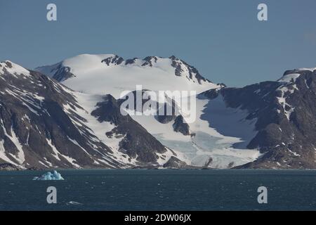 Le littoral et les montagnes de Liefdefjord dans les îles Svalbard (Spitzberg) dans le haut Arctique. Banque D'Images