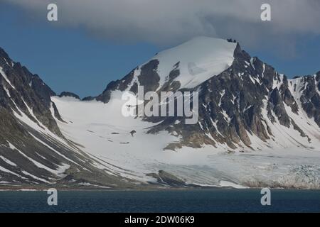 Le littoral et les montagnes de Liefdefjord dans les îles Svalbard (Spitzberg) dans le haut Arctique. Banque D'Images