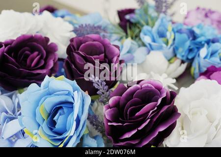 Gros plan sur les fleurs de printemps rose, violet, blanc et bleu Banque D'Images