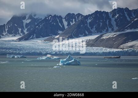 Le littoral et les montagnes de Liefdefjord dans les îles Svalbard (Spitzberg) dans le haut Arctique. Banque D'Images
