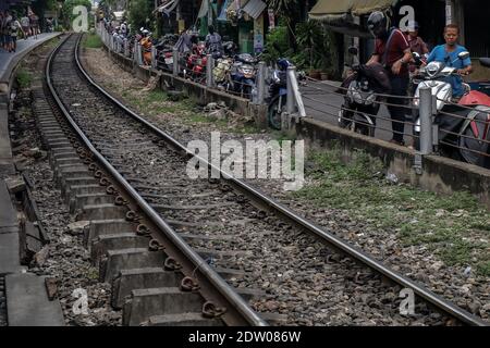 Bangkok, Thaïlande - 10 juillet 2019 : voies ferrées adjacentes à la communauté. Concept de transport et de voyage. Mise au point et flou. Banque D'Images
