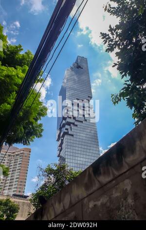 Bangkok, Thaïlande - 10 juillet 2019 : regarder le gratte-ciel du roi Power Mahanakhon. Le plus haut bâtiment de Thaïlande. Aucune mise au point, en particulier. Banque D'Images