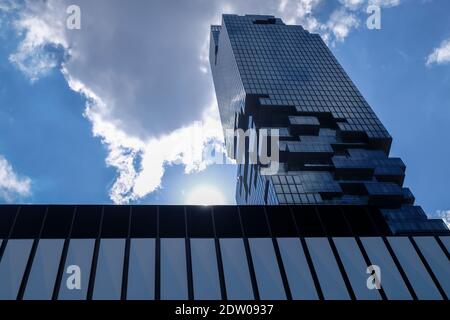 Bangkok, Thaïlande - 10 juillet 2019 : regarder le gratte-ciel du roi Power Mahanakhon. Le plus haut bâtiment de Thaïlande. Aucune mise au point, en particulier. Banque D'Images