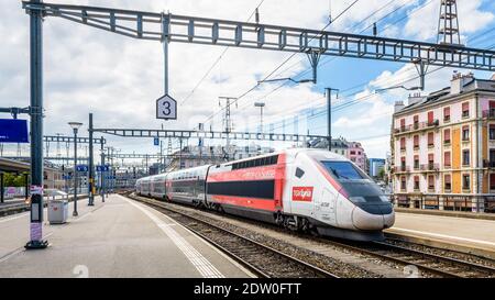 Un TGV Lyria quitte la gare de Genève. Banque D'Images