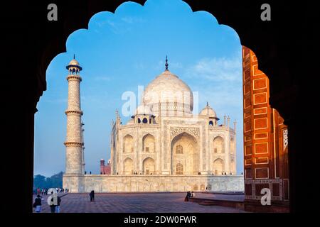 Vue encadrée dans une arche de l'emblématique Taj Mahal, un mausolée en marbre blanc tombeau de Mumtaz Mahal, dans la lumière du matin, Agra, état indien de l'Uttar Pradesh Banque D'Images