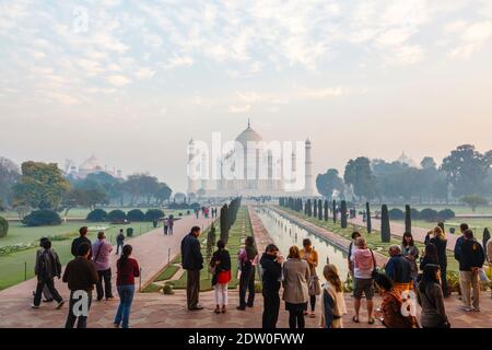 Tôt le matin, vue brumeuse de l'emblématique Taj Mahal, un mausolée en marbre blanc tombeau de Mumtaz Mahal, dans la lumière du matin, Agra, état indien de l'Uttar Pradesh Banque D'Images