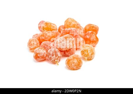 Fruits confits, tas de kumquats séchés isolés sur fond blanc. Kumquats enrobés de sucre Banque D'Images