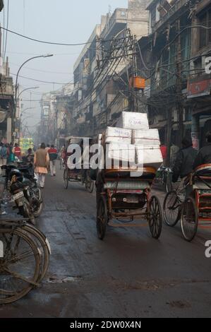 Delhi, Inde-20 janvier 2010 : paysage urbain dans une rue de la vieille ville de Delhi. Banque D'Images