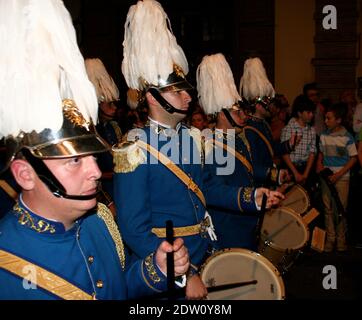 Groupe de marche vêtu d'un uniforme militaire bleu avec des batteurs à Nuit et rue bondée Séville Espagne Pâques 2014 Banque D'Images