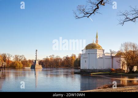 Pavillon turc bain et colonne Chesme à Catherine Park, Tsarskoe Selo, Pouchkine, Saint-Pétersbourg, Russie Banque D'Images