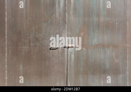 texture de la porte en fer, rouille, rouge, bleu, brun, plaques collées par des rivets Banque D'Images