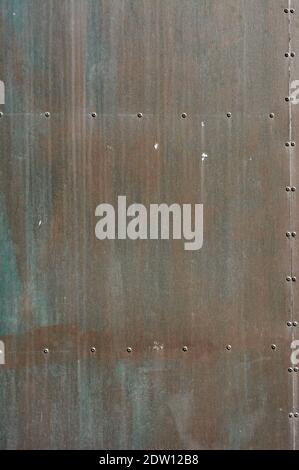 texture de la porte en fer, rouille, rouge, bleu, brun, plaques collées par des rivets Banque D'Images
