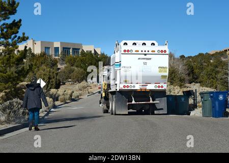 Un camion à ordures fabriqué par Worthington Industries ramasse les déchets et les matières recyclables à Santa Fe, au Nouveau-Mexique. Banque D'Images