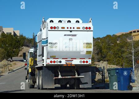 Un camion à ordures fabriqué par Worthington Industries ramasse les déchets et les matières recyclables à Santa Fe, au Nouveau-Mexique. Banque D'Images