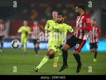 Brentford, Royaume-Uni. 22 décembre 2020. Saman Ghoddos (R) de Brentford et DeAndre Yedlin (L) de Newcastle United lors du match de la Carabao Cup au Brentford Community Stadium, Brentford photo de Mark Chapman/Focus Images/Sipa USA ? 22/12/2020 crédit: SIPA USA/Alay Live News Banque D'Images