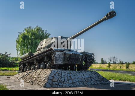 Stare Lysogorki, Pologne, juin 2019 UN char monument, réservoir lourd soviétique si 2 de la Seconde Guerre mondiale près du cimetière militaire de Siekierkowski Banque D'Images