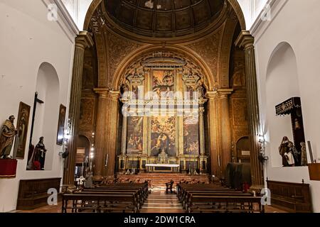 Séville, Espagne - décembre 21,2020 : autel principal de l'église de l'Annonciation ( Iglesia de la Anunciacion ) à Séville Banque D'Images