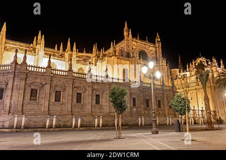 Cathédrale Saint-Marie du Siège de Séville (Cathédrale de Santa Maria de la Sede de Sevilla) illuminé la nuit Banque D'Images